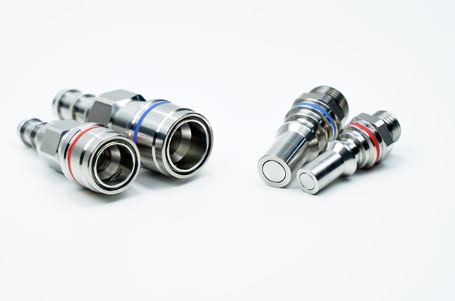 Guchen UQD coupling examples — separated sockets and plugs with red/blue identification; exact size and order code are not inferred from the photograph.